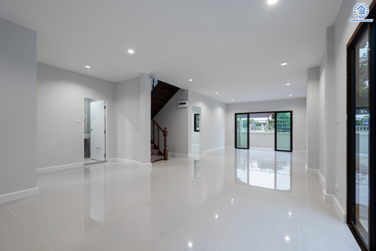 บ้านมือสองตกแต่งใหม่ ม.ดอนเมืองวิลล่า2 เพิ่มสิน บ้านเดี่ยวหลังใหญ่ เนื้อที่ 60 ตร.ว. ฟังก์ชัน 4 ห้องนอน 2 ห้องน้ำ จอดรถได้ 2 คัน บนทำเลเดินทางสะดวก เชื่อมต่อถ.สายไหม, ถ.พหลโยธิน ใกล้รถไฟฟ้าสายสีเขียว "สถานีสะพานใหม่" และทางด่วน "ฉลองรัช" รายล้อมด้วยสิ่งอำนวยความสะดวกครบครัน